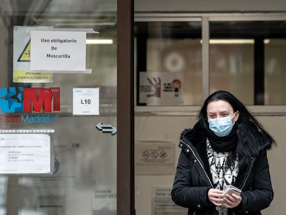 Una mujer sale con mascarilla del centro de salud de Guzmán El Bueno, el pasado 10 de enero.