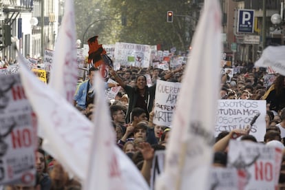 Estudiantes se manifiestan contra las reválidas y la LOMCE, en Madrid. 