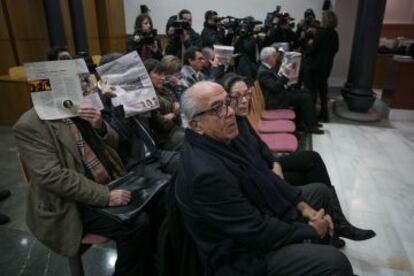 El doctor Carlos Morín, junto a su esposa, en la repetición del juicio por supuestos abortos ilegales en sus clínicas de Barcelona.