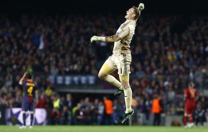 Neuer celebra el 0 a 1.