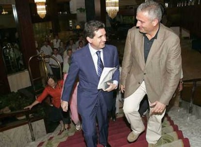 Matas conversa con el vicesecretario general del PP balear, Jaume Font, antes de anunciar su renuncia.