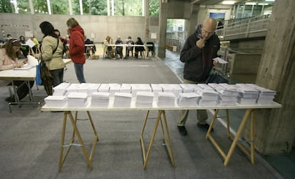 Un votante elige su papeleta en un colegio electoral situado en un centro cívico de Vitoria, en las jornada de las elecciones al Parlamento Vasco