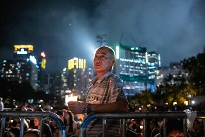 La multitudinaria vigilia supone un claro desafío a Pekín, al ser la mayor protesta contra el régimen chino que se lleva a cabo dentro de su territorio. En la imagen, un hombre sostiene una vela durante una vigilia en el parque Victoria (Hong Kong).