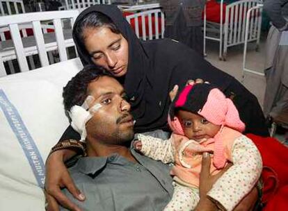 Mohammed Iqbal, con su esposa, Shahnaz Bibi, y su hija en el hospital donde se recupera de la agresión.