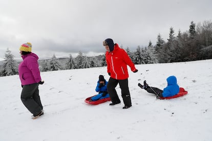 O'CEBREIRO (LUGO), 15/01/2023.- Una familia disfruta de la nieve en O'Cebreiro (Lugo) este sábado. La llegada de un frente frío ha dejado nieve en cotas superiores a los 800 metros. EFE/ Eliseo Trigo
