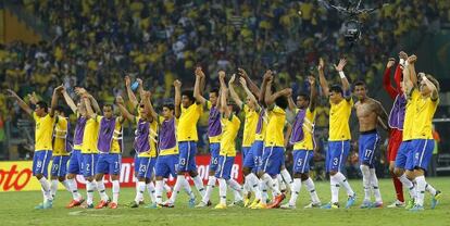 Los jugadores de la selección de fútbol de Brasil celebran el pase a la final de la Copa Confederaciones.