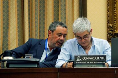 El maquinista del Alvia, Francisco José Garzón, en julio en el Congreso junto a su abogado Manuel Prieto.