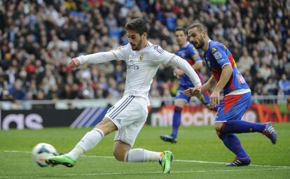 Isco marca el tercer gol del partido.