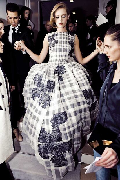 La modelo sueca Frida Gustavsson, tras el desfile de alta costura en uno de los salones privados de la maison Dior.