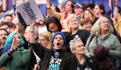 Simpatizantes de Bernie Sanders acompanham a apuração das primárias em Manchester, New Hampshire.