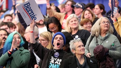 Simpatizantes de Bernie Sanders acompanham a apuração das primárias em Manchester, New Hampshire.