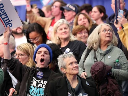 Simpatizantes de Bernie Sanders acompanham a apuração das primárias em Manchester, New Hampshire.