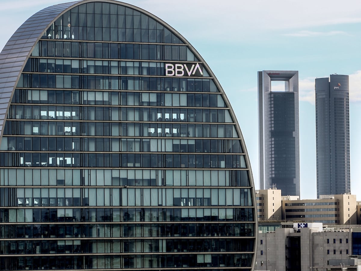 BBVA tries to convince CNMC to take over Sabadell, hiding clients’ conditions | Companies