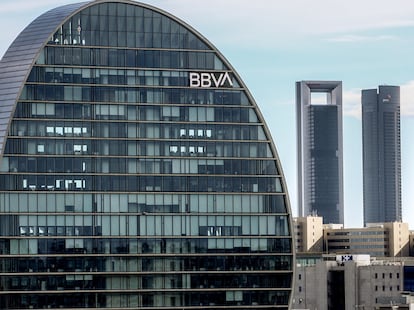 Fachada del edificio ‘La Vela’, en la ciudad del BBVA, a 30 de abril de 2024, en Madrid (España).