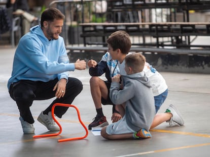 El portero de la Real Sociedad Álex Remiro, con tres niños en el frontón de Añorga (San Sebastián).