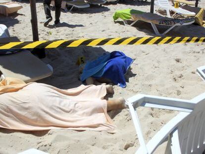 Dos cad&aacute;veres yacen en la playa tunecina de Port Kantaoui.