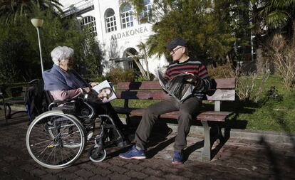Una anciana y su hijo conversan frente a una residencia de la tercera edad de Donosti.