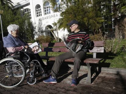 Una anciana y su hijo conversan frente a una residencia de la tercera edad de Donosti. 