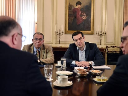 Yannis Mouzalas, a la derecha de Tsipras, en Atenas.