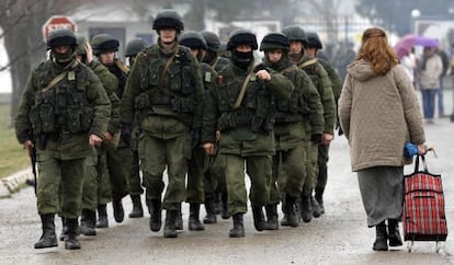 Uniformados sin insignias, cerca de la base del Ejército ucranio de Perevalnoye, en Crimea.