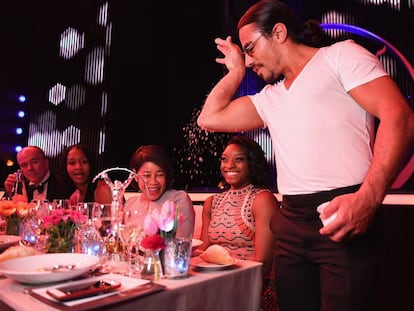 El chef turco Salt Bae, célebre por su forma de echar la sal, junto a la gimnasta Simone Biles.