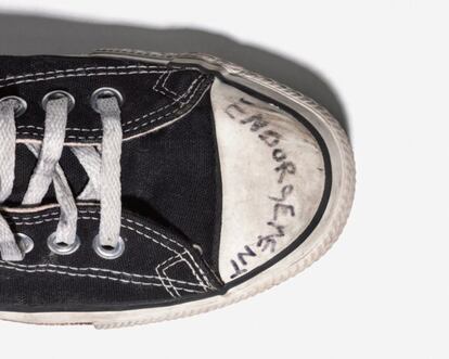 Na coleção de objetos íntimos de Kurt Cobain também aparece um dos tênis do cantor: um par de Converse All Stars negros com a palavra ‘engorgement’ (obstrução) escrita na ponta branca de um dos pés.