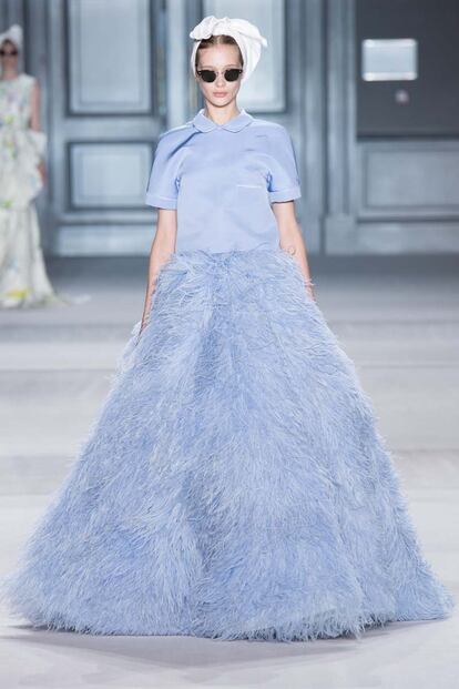 Giambattista Valli apuesta por la feminidad de rayas y flores