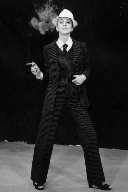 A nadie le extraña que hoy una mujer vista un traje masculino pero cuando en los años sesenta Yves Saint Laurent introdujo el esmoquin en el armario femenino pasó a la historia como un revolucionario de la moda.