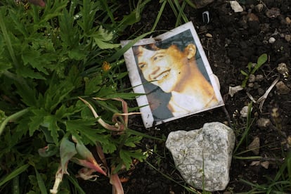 Fotografía de Sylvia Plath en su tumba en el cementerio de West Yorkshire (Reino Unido)