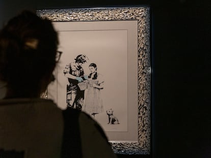 Una visitante de la exposición 'El arte de la protesta', de Banksy, observa una de las obras, el 12 de noviembre en Barcelona.