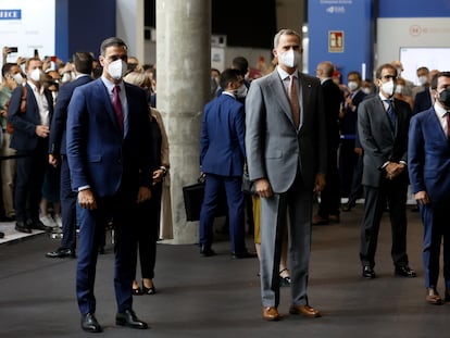 El rey Felipe (en el centro) junto al presidente del Gobierno, Pedro Sánchez (a la izquierda), y el presidente de la Generalitat de Cataluña, este lunes en Barcelona.