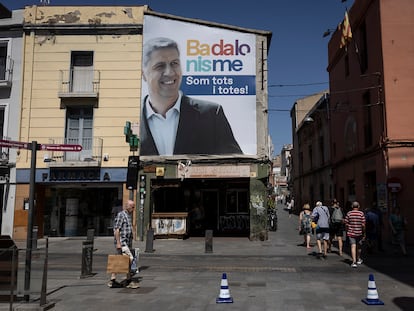 Pancarta con la imagen de Xavier Garcia Albiol, ganador de las municipales, en las elecciones, en la plaza de la Vila de Badalona.