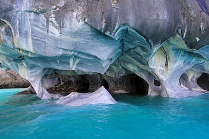 Outro dos monumentos nacionais do Chile é a Capela de Mármore, formada por um conjunto de grutas em uma zona de rocha marmórea ao longo de 300 metros na riviera do lago Geral Carreira, na comuna de Rio Ibáñez (centro do país). Uma vez no interior chama a atenção a cor dos mármores, cuja tonalidade varia de acordo com a presença de impurezas, indo do branco ao azul e rosa.