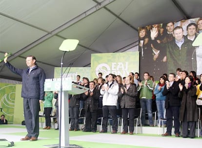 Ibarretxe saluda a los asistentes a la celebracin del Aberri Eguna del PNV en Bilbao, ante el EBB y otros dirigentes de su partido.