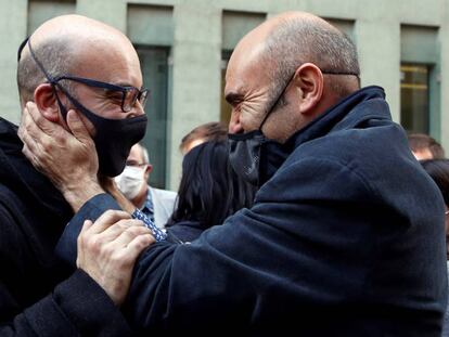 Xavier Vendrell (derecha) abraza al empresario Oriol Soler tras declarar ante el juez y quedar en libertad.