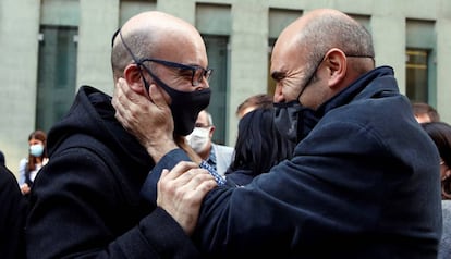 L'empresari Oriol Soler (esquerre) i l'exconseller d'ERC Xavier Vendrell se saluden després de sortir de comissaria. 