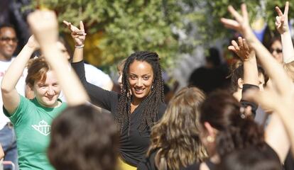 Un grupo de inmigrantes aprende a bailar flamenco en la Fiesta de la Integraci&oacute;n celebrada en Sevilla.