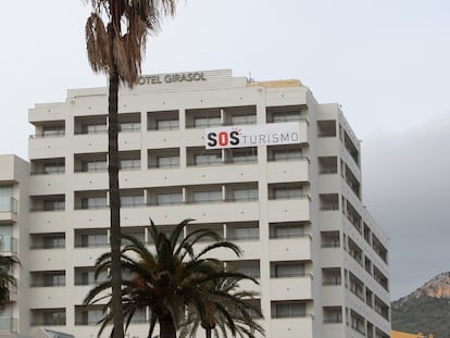 Fachada de un hotel en Baleares con un cartel colgado pidiendo ayuda para el turismo, el 12 de febrero.