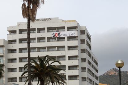 Fachada de un hotel en Baleares con un cartel colgado pidiendo ayuda para el turismo, el 12 de febrero.