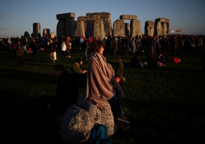 Una multitud se reúne para recibir el solsticio de verano en el círculo de piedra de Stonehenge, en Amesbury, Inglaterra, el 21 de junio de 2019.