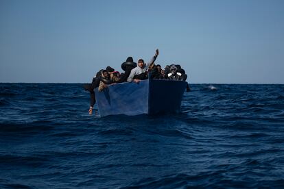 Un grupo de migrantes, la mayoría eritreos, pide ayuda a un barco de Open Arms, el pasado sábado a unos 150 kilómetros de la costa libia.