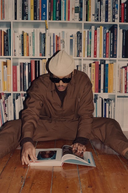 Antwaun Sargent en la biblioteca de su casa en Nueva York.