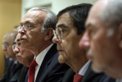 De izquierda a derecha, Carlos Egea (Caja Murcia); Amado Franco (Ibercaja); Isidro Fainé (La Caixa y presidente de la CECA); José Antonio Olavarrieta (director general de la CECA) y Rodrigo Rato (Caja Madrid).