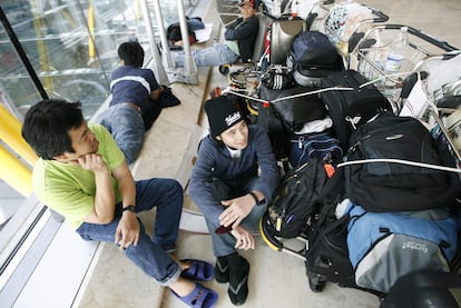 Un grupo de marineros filipinos, que lleva tres días en Barajas, a la espera de vuelo.