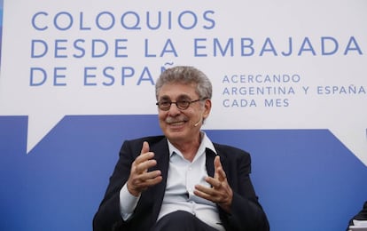 El empresario Hugo Sigman en el coloquio celebrado en la embajada de España en Buenos Aires.