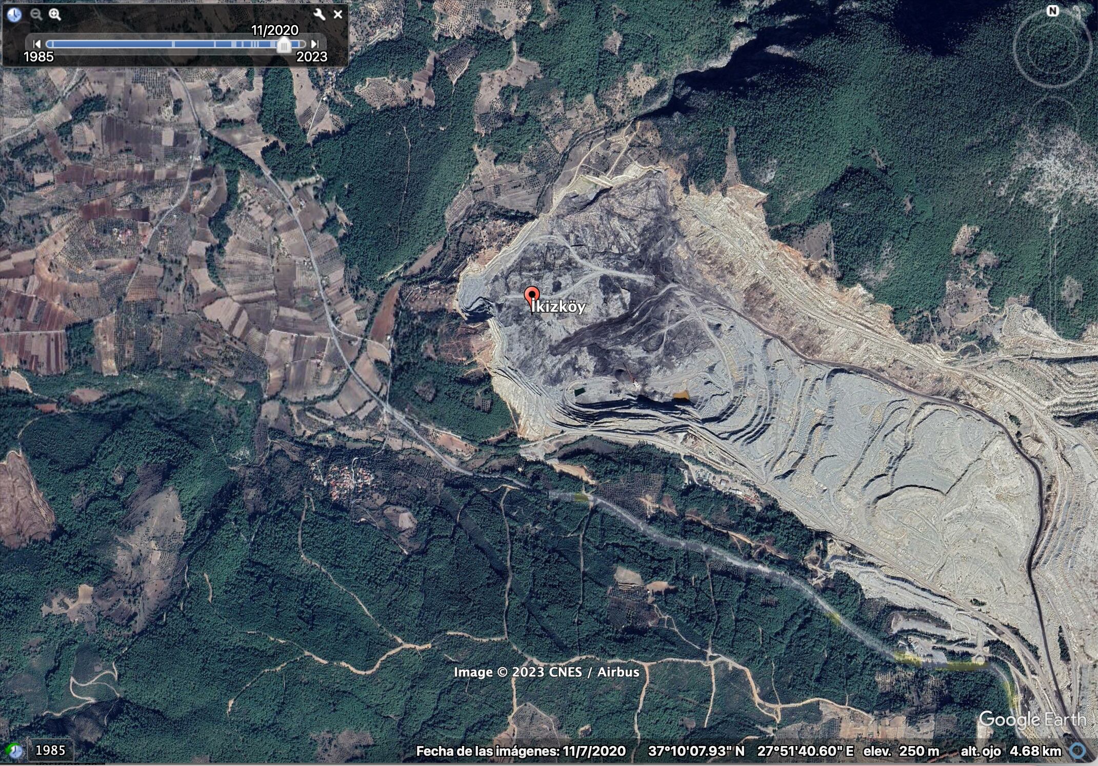 Expansión de una de las minas de lignito que abastecen a las centrales térmicas de la provincia de Mugla (sudoeste de Turquíaa). Estas imágenes de satélite -centradas en torno al pueblo de Ikizköy y entre el periodo 2010-2023- muestran cómo la expansión se ha hecho a expensas de bosques y zonas de cultivo.