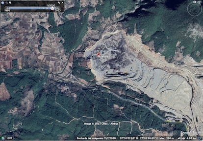 Expansión de una de las minas de lignito que abastecen a las centrales térmicas de la provincia de Mugla (sudoeste de Turquíaa). Estas imágenes de satélite -centradas en torno al pueblo de Ikizköy y entre el periodo 2010-2023- muestran cómo la expansión se ha hecho a expensas de bosques y zonas de cultivo.