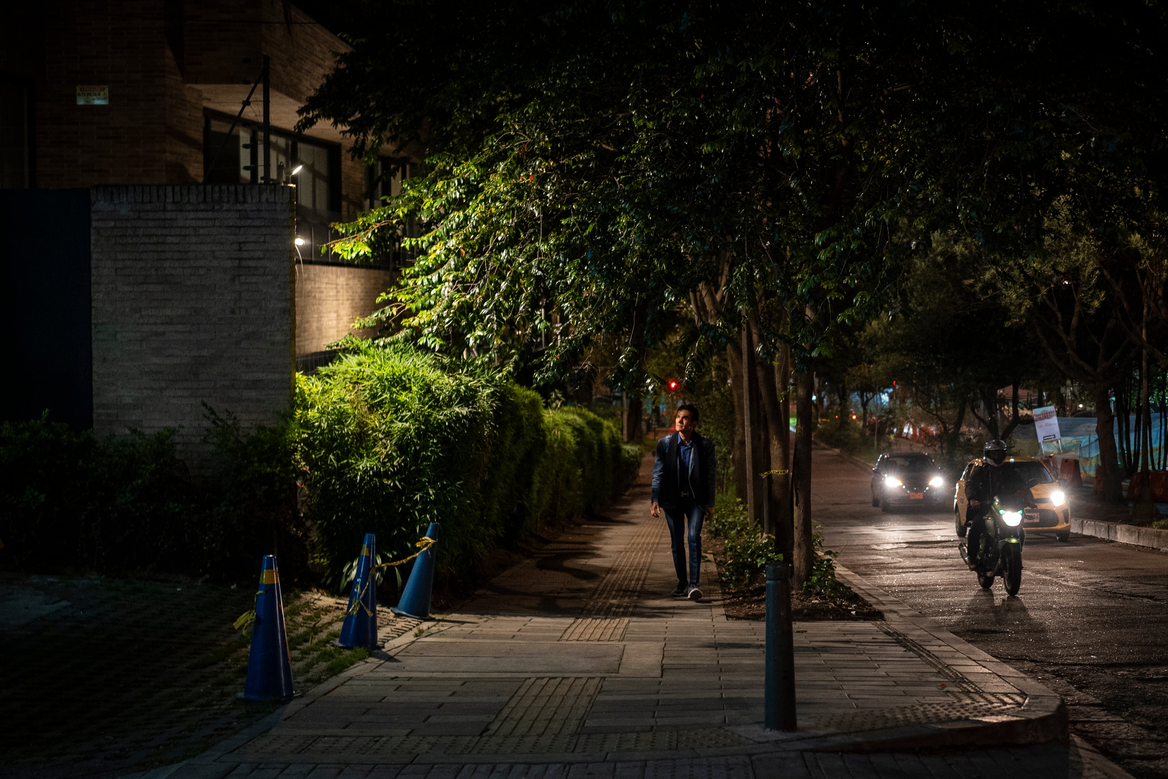 Transeúnte por la carrera séptima con calle 85,  en Bogota, en julio de 2023.