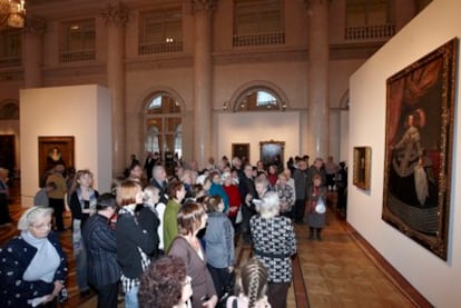 Visitantes en la exposición 'El Prado en el Ermitage'.