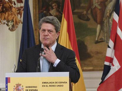 El embajador de Espa&ntilde;a en el Reino Unido, Federico Trillo, durante la rueda de prensa en la que anunci&oacute; que dejaba su cargo. 